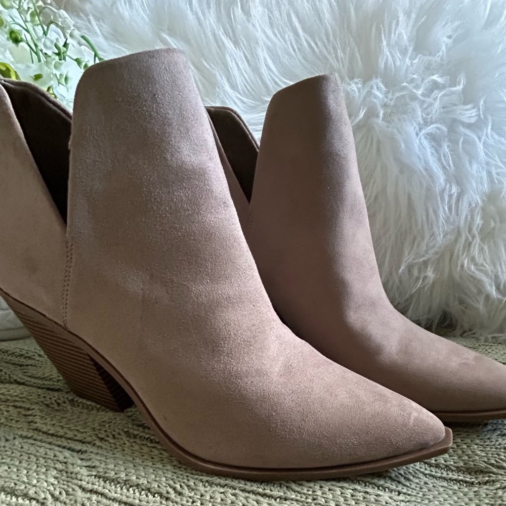 NEW Women's Wild Pair Beach Suede Pointed Toe Ankle Boots - Khaki, Size 11M